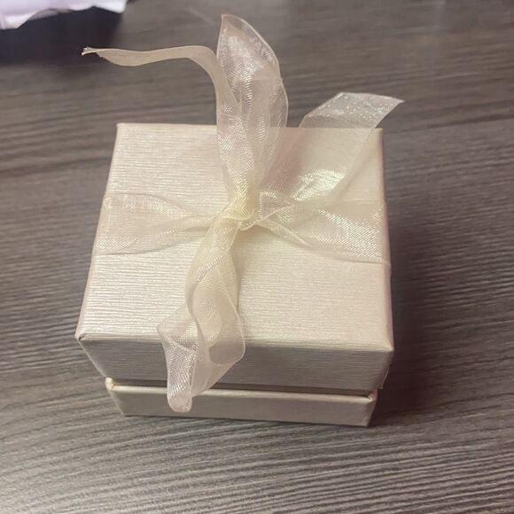 BNWT Earrings - Picture 6 of 6